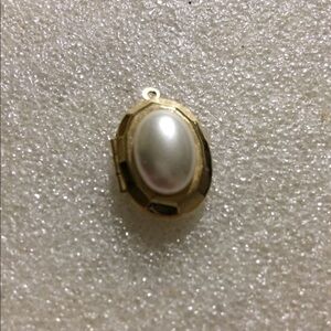 Vintage locket flux pearl pendent